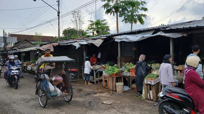 LAPAK PEDAGANG - Deretan lapak pedagang di sisi utara Jalan Vihara ramai pembeli, Rabu (18/2/2026) sore. Pedagang yang seharusnya berjualan pagi hari di Jalan Vihara kini buka lapak hingga sore hari.