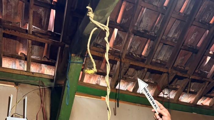 OLAH TKP - Pihak kepolisian saat olah TKP di rumah korban, Selasa (23/6/2026).(Dok. Polres Blora)
