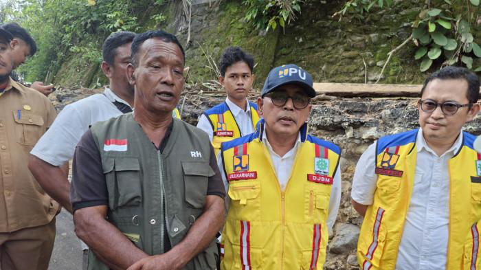 JALAN ENANG-ENANG DITUTUP - Pelaksana Tugas (Plt) Kepala BPJN Aceh, Zulkarnaini, saat meninjau kawasan Enang-Enang, di Kecamatan Pintu Rime Gayo, Kabupaten Bener Meriah, Senin (22/6/2026).