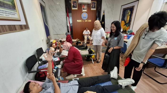 IKUT MENGAWAL - Direktur Politeknik Bisnis Kaltara, Dr Ana Eka Sriningsih saat mengawal mahasiswa dan mahasiswinya ikut berkontribusi menyumbangkan darah di momen HANI 2026.