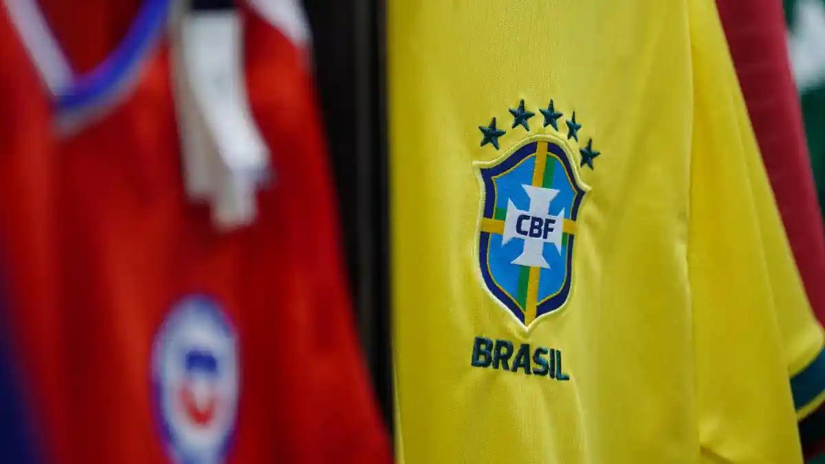 JERSEY TIMNAS BRASIL - Foto jersey Timnas Brasil di Piala Dunia 2026 yang dipajang di Solo Soccer, Manahan, Surakarta, Jawa Tengah, Minggu, 31 Mei 2026