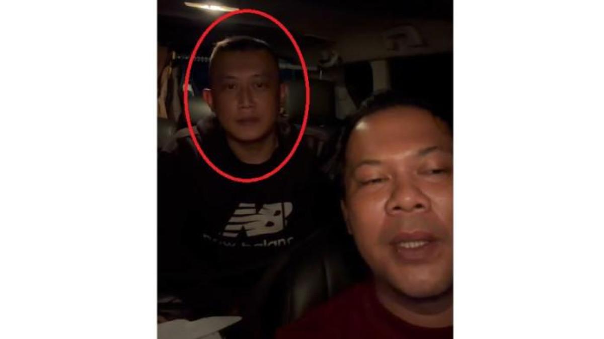 SANTAI - Tampang Taufik Hidayat (lingkaran merah), penyiksa dan penyekap perempuan Rancaekek saat diamankan polisi di Majalaya, Selasa 23 Juni 2026 malam
