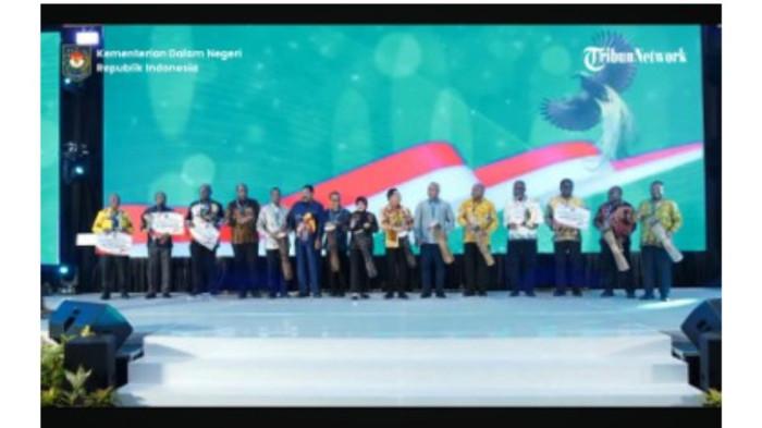 Perwakilan Pemda di Papua menerima penghargaan