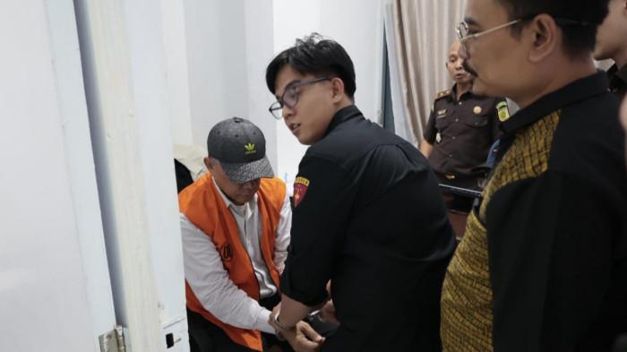 KORUPSI-Imron Rosyadi, mantan Bupati Bengkulu Utara dua periode, sebagai tersangka dalam kasus dugaan korupsi sektor pertambangan batubara PT Ratu Samban Mining (PT RSM), Selasa (10/2/2026).