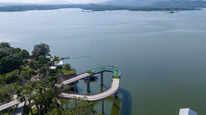 WISATA DI WONOGIRI - Jembatan Kaca di Waduk Gajah Mungkur Wonogiri, Selasa (25/3/2025). Berikut rekomendasi wisata di Wonogiri untuk libur Lebaran 2025. (KOMPAS.com/ANGGARA WIKAN PRASETYA)