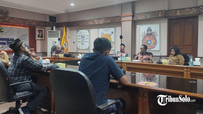 AUDIENSI - Audiensi polemik Sistem Penerimaan Murid Baru (SPMB) SMK Negeri 1 Puhpelem yang diprotes warga, Senin (22/6/2026). Polemik SPMB di SMK Negeri 1 Puhpelem, Kabupaten Wonogiri, yang sempat memicu protes warga akhirnya menemukan solusi.