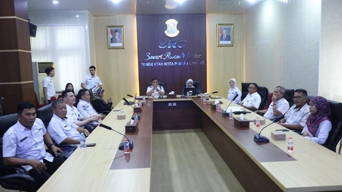 PREDIKAT PENILAIAN -- Kegiatan Penganugerahan Predikat Penilaian Kepatuhan Penyelenggaraan Pelayanan Publik Ombudsman RI Tahun 2025 sekaligus pembinaan kepatuhan pelayanan publik bagi perangkat daerah, di Smart Room Centre (SRC) Kantor Wali Kota Pangkalpinang, Rabu (24/6/2026).