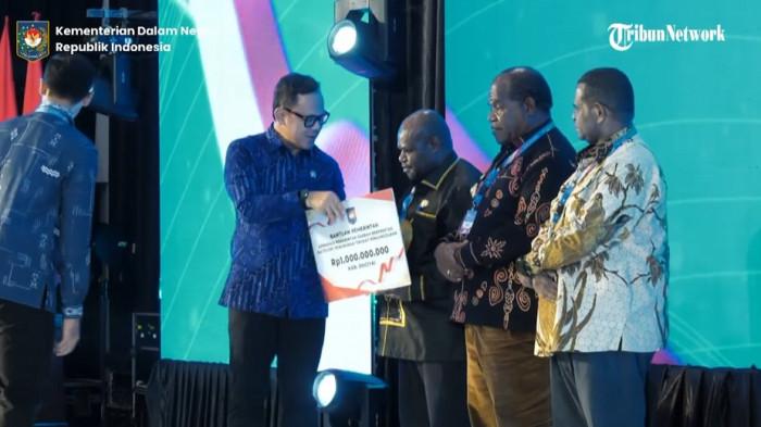 APRESIASI KEMENDAGRI - Momen saat penyerahan penghargaan oleh Wakil Menteri Dalam Negeri (Wamendagri) Bima Aria terhadap tiga bupati yang menjadi wilayah dengan penurunan tingkat pengangguran terbaik kabupaten/kota di regional Papua di Jayapura, Papua, Senin (22/6/2026). Di foto tersebut dari kiri ke kanan yaitu Bupati Dogiyai Yudas Tebai, Bupati Sorong Johny Kamuru, serta Bupati Tambrauw, Yeskiel Yesnath.