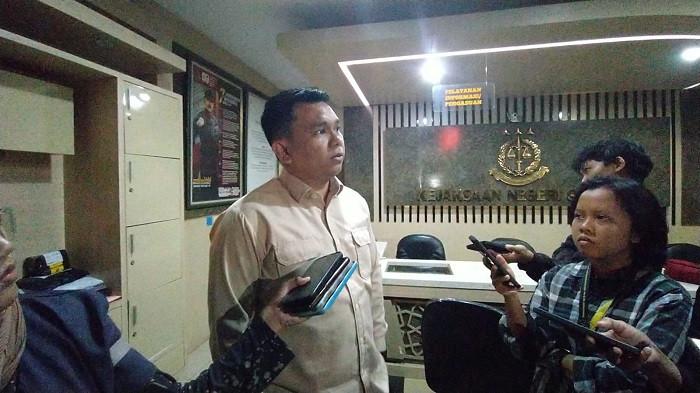 TANGGAPAN: Kuasa Hukum Raudi Akmal Soepriyadi saat menyampaikan keterangan menanggapi penetapan tersangka RA.