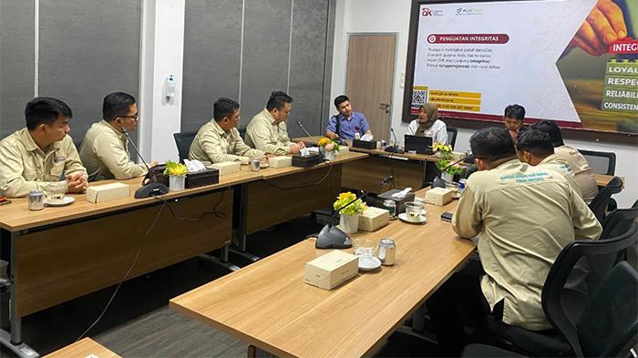 SILATURAKMI - Asosiasi Asuransi Umum Indonesia (AAUI) Cabang Pontianak memperkuat komitmennya dalam mendorong peningkatan literasi dan inklusi asuransi di Kalimantan Barat melalui kolaborasi bersama Otoritas Jasa Keuangan (OJK) Provinsi Kalimantan Barat. Komitmen tersebut diwujudkan dalam agenda silaturahmi jajaran pengurus AAUI Cabang Pontianak dengan Kepala OJK Provinsi Kalimantan Barat, Rochma Hidayati, yang berlangsung pada Jumat, 19 Juni 2026.