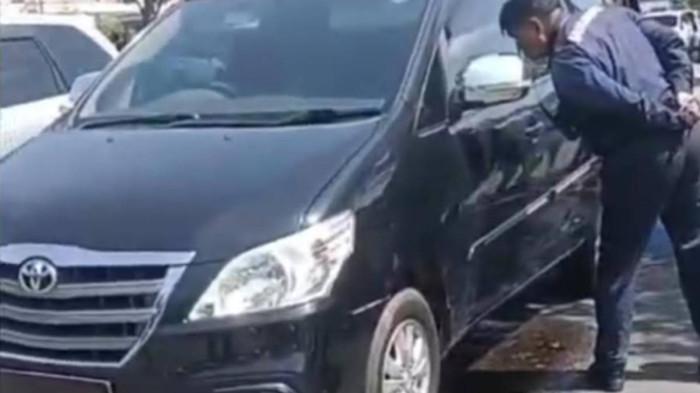 JASAD PEREMPUAN - Video mobil dinas plat merah, nopol M 1090 GP menjadi perhatian publik Bandara Juanda setelah ditemukan didalamnya diketahui terdapat seorang perempuan yang meninggal dunia, Rabu (24/6/2026) siang. Informasi yang beredar, mobil itu diduga kendaraan dinas PRKP Pemkab Bangkalan