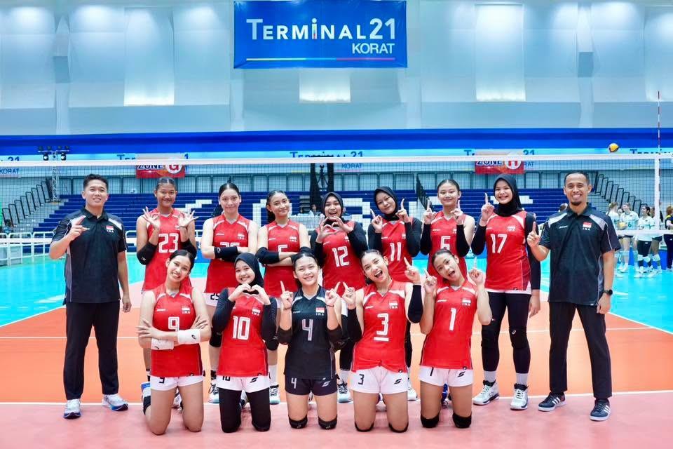 FOTO BERSAMA - Skuad voli putri Indonesia berfoto bersama setelah mengalahkan Australia 3-0 pada ajang Princess Cup 2026 yang berlangsung di Korat21, Nakhon Ratchasima, Thailand, Selasa (23/6) siang WIB.