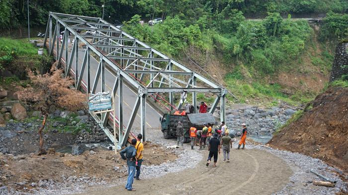 JALAN ENANG-ENANG - Warga sedang mengerjakan secara swadaya Jalan Nasional kawasan Enang-Enang, di Kecamatan Pintu Rime Gayo, Kabupaten Bener Meriah, Selasa (9/6/2026).