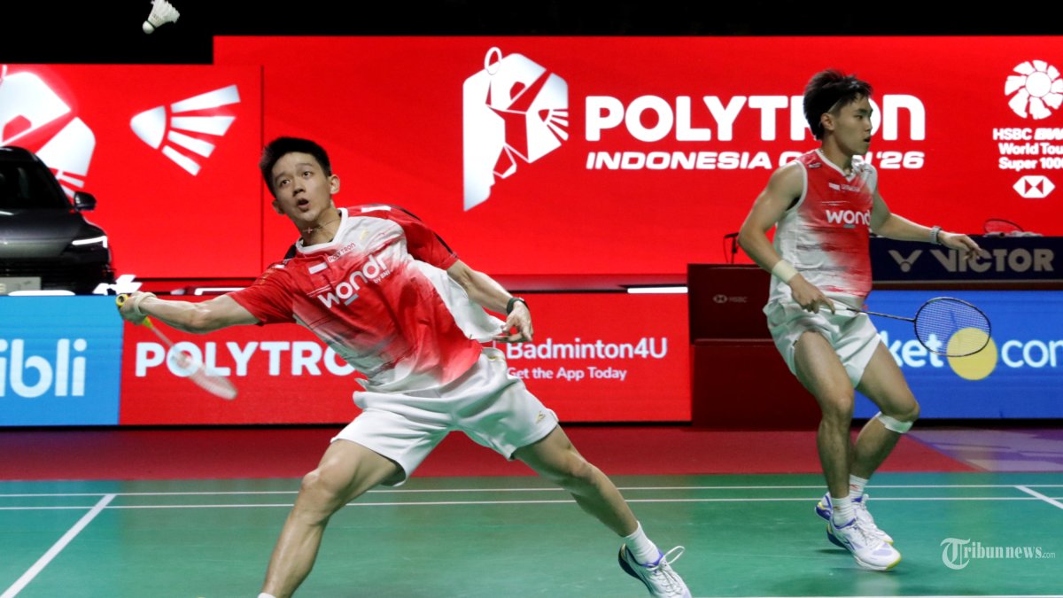 POLYTRON INDONESIA OPEN - Pebulu tangkis ganda putra Indonesia Raymond Indra dan Nikolaus Joaquin mengembalikan kok kearah pebulu tangkis ganda putra Malaysia Goh Sze Fei dan Nur Izzuddin pada babak final Polytron Indonesia Open 2026 di Istora Senayan, Jakarta, Minggu (7/6/2026). Raymond Indra dan Nikolaus Joaquin gagal menjuarai Polytron Indonesia Open 2026 setelah kalah dari Goh Sze Fei dan Nur Izzuddin dengan skor?13-21, 21-18 dan 21-10. TRIBUNNEWS/IRWAN RISMAWAN