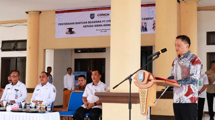 Penyerahan bantuan PT Conch North Sulawesi Cement. Foto 3