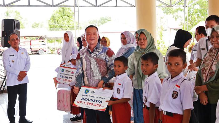 Penyerahan bantuan PT Conch North Sulawesi Cement. Foto 2.
