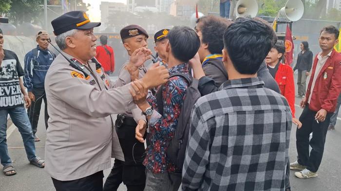 KETEGANGAN MASSA AKSI - Unjuk rasa Aliansi Mahasiswa Cipayung Jakarta Barat di Jalan Medan Merdeka Selatan, Jakarta Pusat, sempat diwarnai ketegangan dengan aparat, Rabu (24/6/2026).