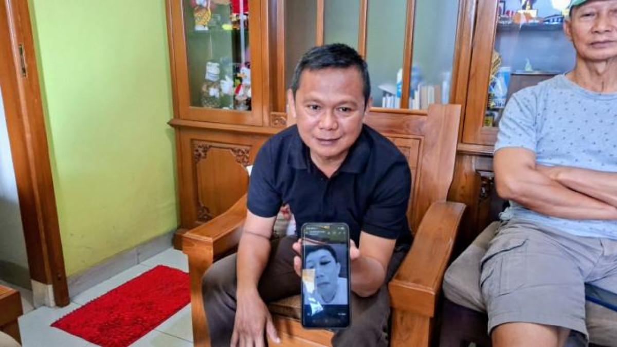 SANG PEMBUJUK - Dadang Ahyar Ismail (53), mantan atasan TH sedang memegang foto TH. Dadang adalah orang yang menyerahkan Taufik Hidayat buron kasus penyekapan pada perempuan Rancaekek pada polisi