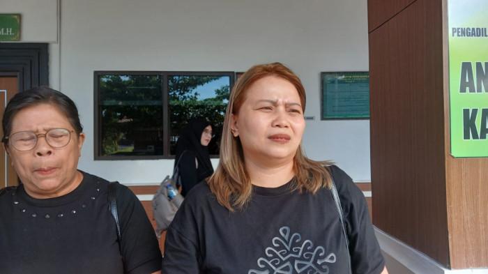 IBU KORBAN - Ibu korban, Santi Tambajong, saat diwawancara di Pengadilan Negeri Manado