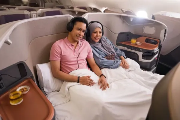 Penerbangan menggunakan Singapore Airlines.