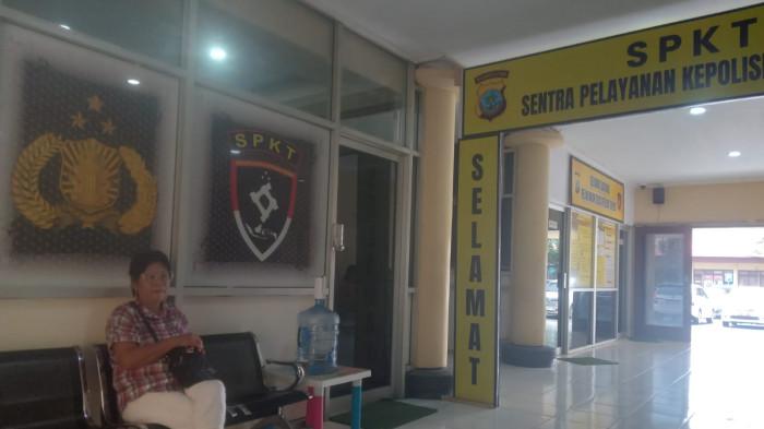 MENGADU - Linda Rawung mengadu di SPKT Polda Sulut, Rabu (24/6/2026)
