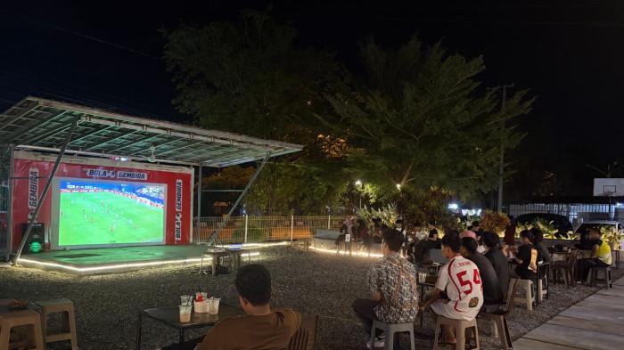 NONTON BARENG - Sejumlah pengunjung menyaksikan pertandingan Grup H Piala Dunia 2026 antara Spanyol melawan Arab Saudi melalui layar besar saat nonton bareng di Night Waltz Coffee, Palangka Raya, Minggu (22/6/2026) diri hari