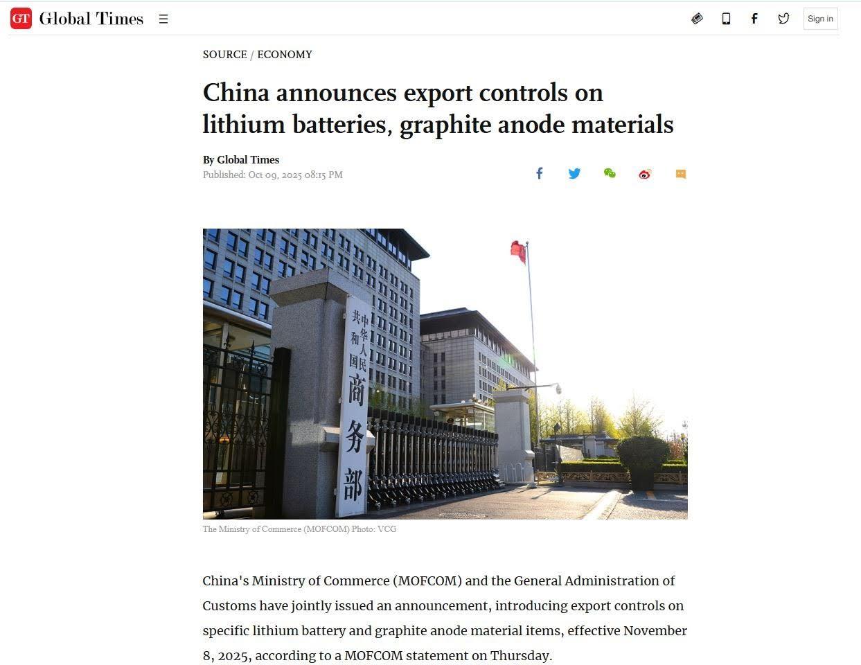 ANALISIS FRAMING - Tangkapan layar artikel Global Times (9/10/2025) berjudul China announces export controls on lithium batteries, graphite anode materials. Artikel ini menyoroti kebijakan pemerintah China untuk memperketat pengawasan ekspor sejumlah komponen dan teknologi strategis yang digunakan dalam industri baterai kendaraan listrik.