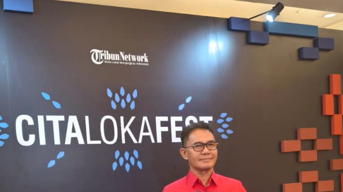 TERIMA PENGHARGAAN - Staf Ahli Walikota Makassar Bidang Ekonomi Keuangan dan Pembangunan, Irwan Adnan, memperlihatkan Penghargaan untuk Walikota Makassar Munafri Arifuddin yang baru saja dia terima di Hotel Aryaduta Menteng, Jakarta, Rabu siang, 24 Juni 2026. Walikota Makassar menerima penghargaan inovasi terbaik kategori digitalisasi di ajang Cita Loka Fest 2026 yang digelar Tribun Network.
