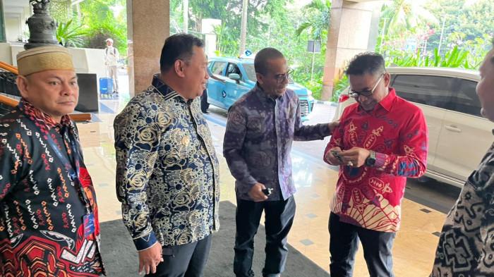 TERIMA PENGHARGAAN - Staf Ahli Walikota Makassar Bidang Ekonomi Keuangan dan Pembangunan Irwan Adnan bercanda dengan CEO Tribunnews Dahlan Dahi dan Bupati Takalar Daeng Manye di teras Hotel Aryaduta Menteng, Jakarta, usai menerima penghargaan untuk Walikota Makassar Munafri Arifuddin di ajang Cita Loka Fest 2026 di Hotel Aryaduta, Rabu siang, 24 Juni 2026.  Irwan Adnan dan Dahlan Dahi satu almamater di Fisipol Unhas.