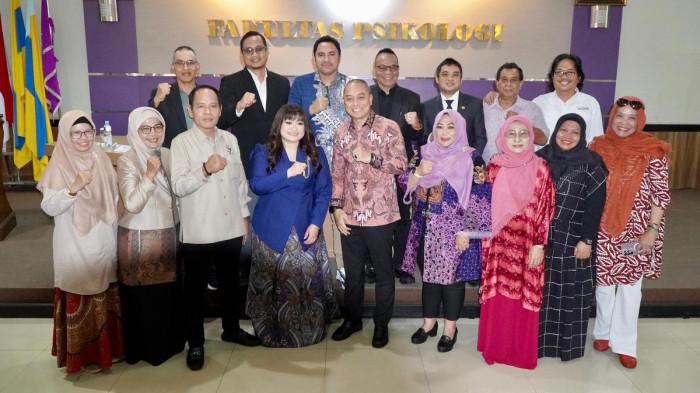 GELAR DOKTOR - Politisi Partai Demokrat sekaligus Anggota DPRD Surabaya, Herlina Harsono Njoto, resmi meraih gelar doktor setelah menyelesaikan ujian terbuka Program Doktor Psikologi di Fakultas Psikologi Universitas Airlangga (Unair), Surabaya, Jawa Timur pada Senin (22/6/2026).