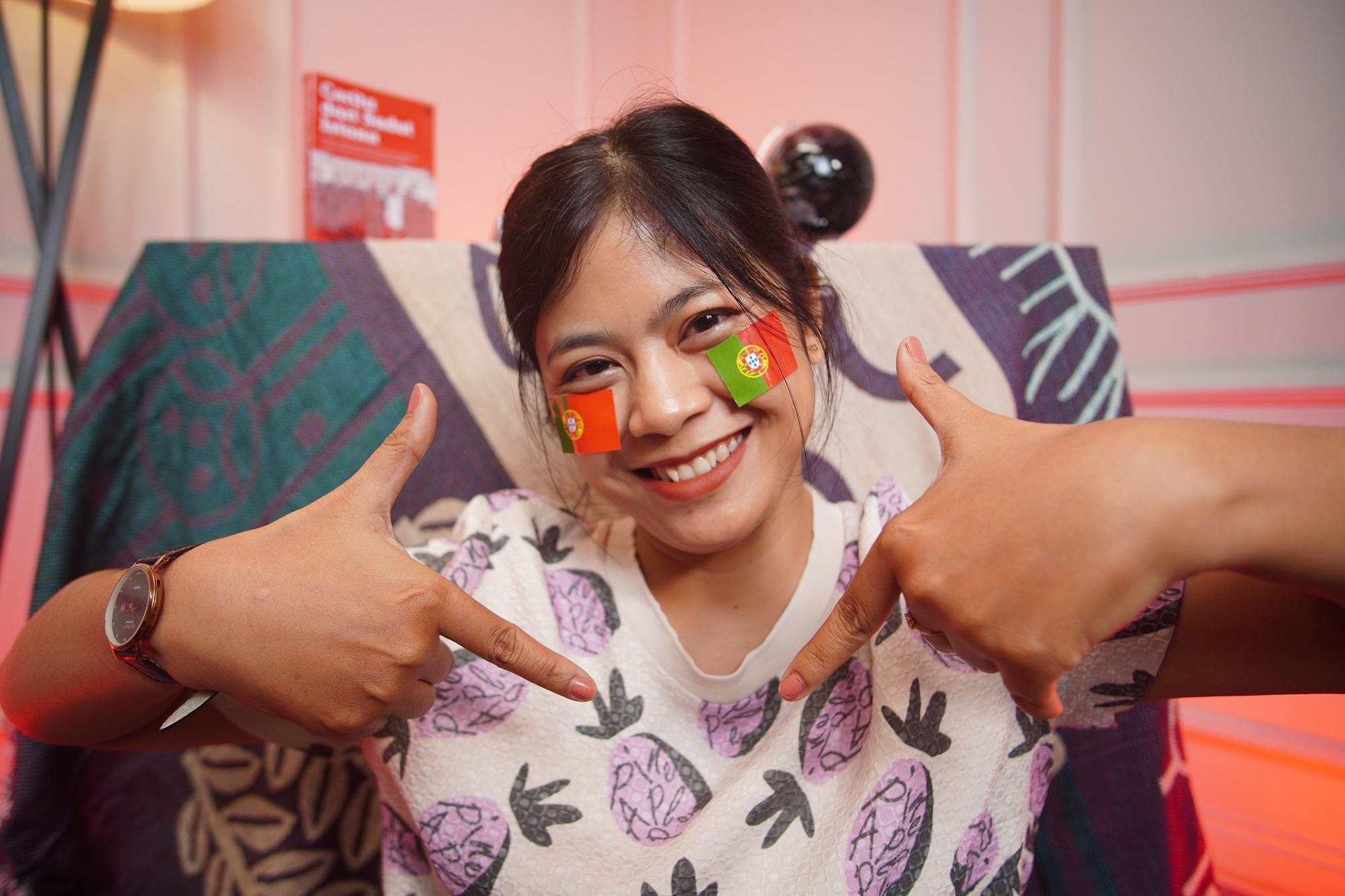 PENDUKUNG PORTUGAL - Wanita asal Solo mengenakan stiker Portugal di wajah sebagai bentuk dukungan dalam Piala Dunia 2026, di Kota Solo, Jawa Tengah, Senin (16/6/2026). (Tribun-Video.com/Akmal Khoirul Habib)