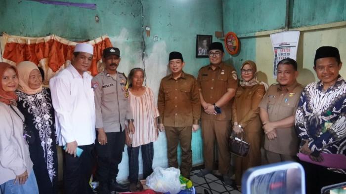 Wali Kota Bengkulu Dedy Wahyudi mengunjungi kediaman Tukiyem (74) di Kelurahan Padang Jati, Kota Bengkulu, Senin (22/6/2026). Dalam kunjungan tersebut, Dedy menyampaikan permohonan maaf atas terputusnya bantuan PKH yang dialami lansia tersebut akibat permasalahan oknum lurah serta memastikan proses pengaktifan kembali bantuan sosial yang menjadi haknya