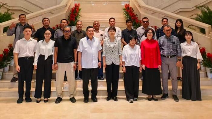 FOTO BERSAMA - Inspektur Tingkat I Kantor Urusan Luar Negeri Pemerintah Kota Chongqing, Zhang Yaqian, bersama rombongan wartawan dari berbagai media di Sumatera berfoto bersama usai jamuan makan siang dan diskusi mengenai peluang kerja sama Chongqing-Indonesia di Kantor Urusan Luar Negeri Pemerintah Kota Chongqing, Tiongkok, Selasa (23/6/2026.