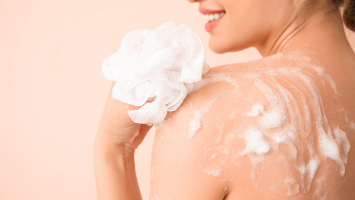 Ilustrasi tips menjaga kebersihan tubuh di cuaca yang panas dengan mandi secara teratur