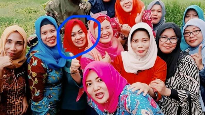 KENANGAN - Postingan foto kenangan almarhumah Ruly Yunis Setiawati (50), warga Perum Lavender / Perumda, Kelurahan Mlajah, Kota Bangkalan bersama rekan-rekannya mulai ramai dijadikan status ungkapan duka mulai Rabu (24/6/2026) malam. siang sebelumnya, jasad korban  ditemukan dalam kondisi membusuk dalam mobil dinas PRKP Bangkalan di area parkir Bandara Juanda, Sidoarjo 