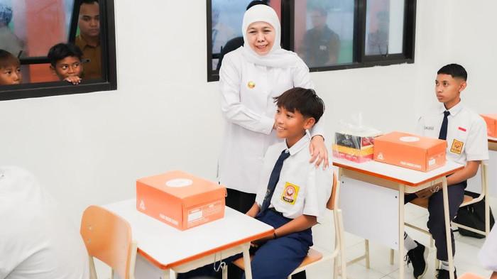 KRISIS GURU AGAMA - Gubernur Jawa Timur, Khofifah Indar Parawansa, meninjau kegiatan belajar mengajar di Sekolah Rakyat. Pemerintah Provinsi Jawa Timur tengah mencari solusi atas kekurangan guru agama di Sekolah Rakyat. Salah satu langkah yang akan ditempuh adalah menjalin kerja sama dengan organisasi keagamaan,