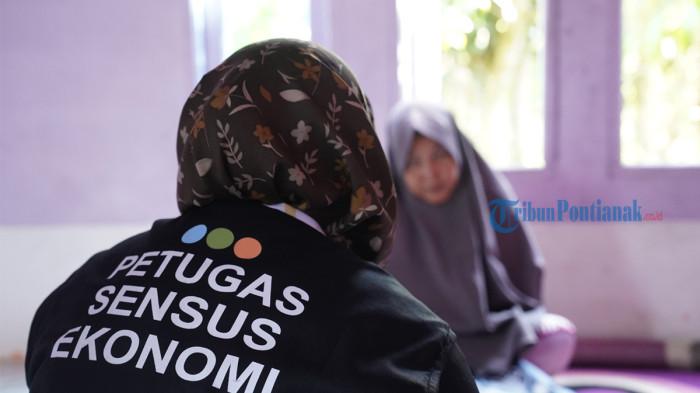 SENSUS EKONOMI 2026 - Petugas sensus ekonomi 2026 saat melakukan pendataan, di Jalan Swadaya, Kecamatan Sungai Kakap, Kabupaten Kubu Raya, Rabu 24 Juni 2026. Petugas Pendataan Lapangan BPS Kubu Raya, Dara Ervinda mengungkap cerita-cerita yang dialami para petugas Sensus Ekonomi 2026.