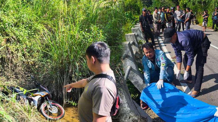 KECELAKAAN MAUT SEKADAU - Proses evakuasi korban kecelakaan lalu lintas tunggal di Dusun Pekawai, Desa Nanga Suri, Kecamatan Nanga Mahap, Kabupaten Sekadau, pada Rabu, 24 Juni 2026. Terungkap identitas korban.