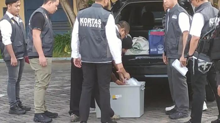 BAWA BARANG BUKTI - Delapan jam lamanya Tim Penyidik Korps Pemberantasan Tindak Pidana Korupsi (Kortas Tipikor) Polri menggeledah Kantor Bea Cukai Juanda di kawasan Jalan Raya Bandara Juanda, Manyar, Sedati Agung, Sidoarjo, Jatim, sejak Rabu (24/6/2026). Momen penyidik bawa barang bukti uang.