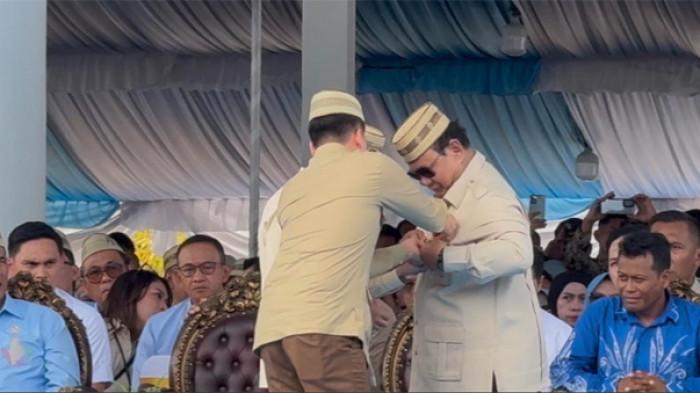 LENCANA EMAS PRABOWO - Presiden Prabowo secara resmi dianugerahi Lencana Emas Adhi Bhakti Tani Nelayan Maha Utama di sela-sela kemeriahan puncak Pekan Nasional (PENAS) Petani dan Nelayan XVII yang dipusatkan di Kabupaten Gorontalo, Rabu (24/6/2026).