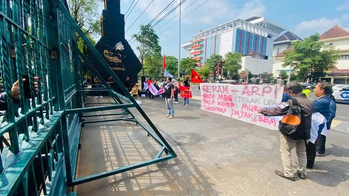 POLEMIK MBG - Puluhan buruh yang tergabung dalam Gerakan Rakyat Menggugat – Aliansi Rakyat Peduli Indonesia (Geram-ARPI) menggelar aksi demonstrasi di depan Kantor Gubernur Jawa Tengah, Semarang, Rabu (24/6/2026). Mereka menolak dua program pemerintah, yaitu Makan Bergizi Gratis (MBG) dan Koperasi Desa/Kelurahan Merah Putih (KDKMP).