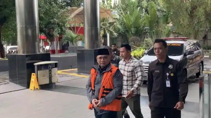 KEMBALI KE RUTAN - Mantan Menteri Agama Yaqut Cholil Qoumas (Gus Yaqut) tiba di Gedung Merah Putih KPK, Jakarta, Selasa (24/3/2026) pukul 10.30 WIB. Mengenakan rompi oranye tahanan nomor 12, peci hitam, dan jaket abu-abu, Gus Yaqut terlihat berjalan dengan tangan diborgol besi saat dikawal petugas menuju ruang tahanan (Tribunnews.com/Igman Ibrahim)