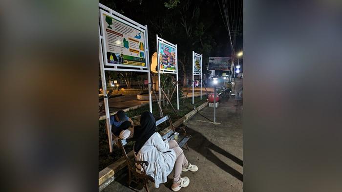 PASANG PLANG -- Sejumlah pegawai dari Bidang Tata Ruang Dinas PUPR Kabupaten Bangka Selatan ketika memasang plang imbauan maupun edukasi di Kecamatan Tukak Sadai, Rabu (24/6/2026) malam. Total sudah 10 titik terpasang plang di dua kecamatan.