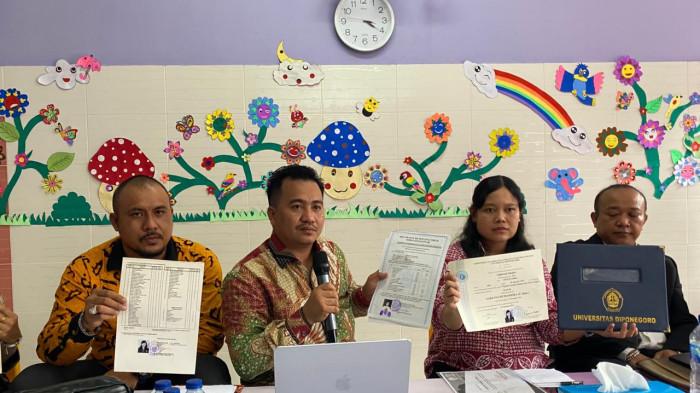 Kepala Sekolah Play Group Djuwita Batam, Lidiawati Siadari, bersama tim kuasa hukum memperlihatkan ijazah nya.