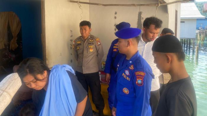 DATANGI TKP - Petugas kepolisian dari Polsek Siantan, Anambas mendatangi rumah milik Nuryati di Teluk Buluh, Desa Tarempa Timur, yang menjadi lokasi kejadian balita 2 tahun, ditemukan mengapung di laut, Rabu (24/6/2026).