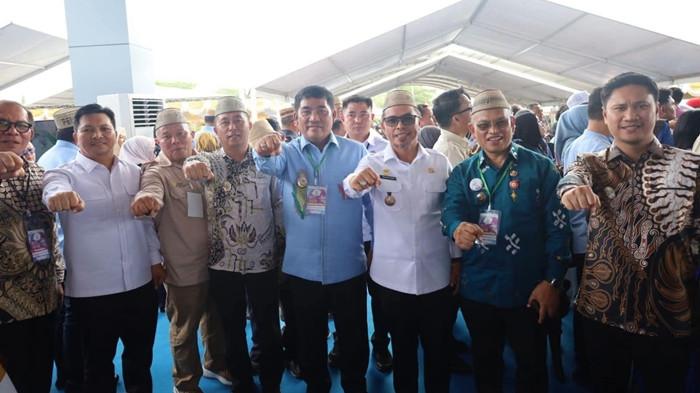 PENAS KTNA - Wakil Bupati Bolmong Dony Lumenta bersama Gubernur Sulut Yulius Selvanus Komaling serta para kepala daerah lainnya berfoto bersama saat penutupan PENAS Rabu (24/06/2026). Wabup Dony akan perkuat peran KTNA di wilayah 