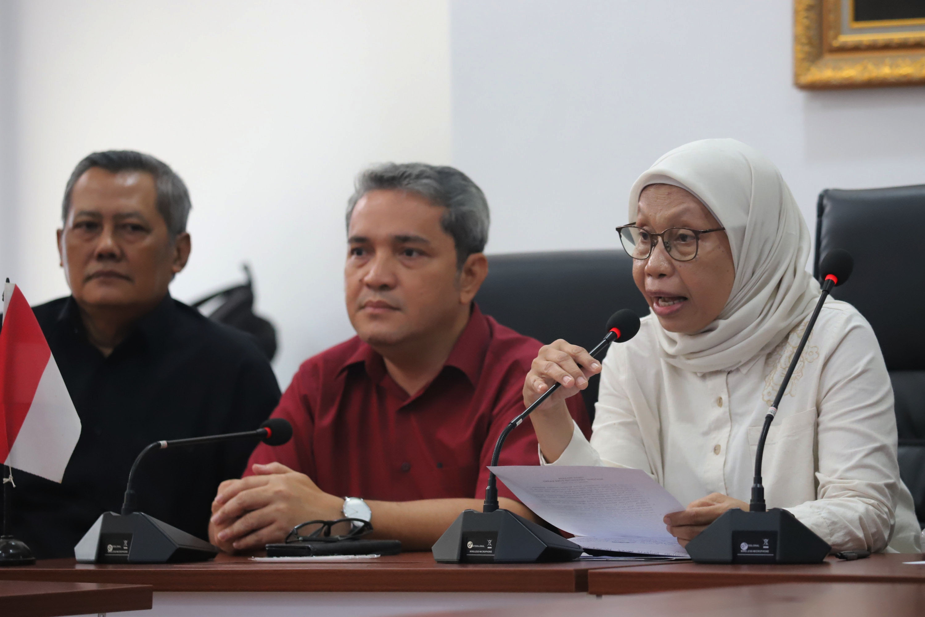 MAHASISWA UBK - Rektor Universitas Bung Karno Sri Mumpuni (kanan) memberikan keterangan saat konferensi pers di Universitas Bung Karno, Jakarta, Selasa (23/6/2026). Dalam keterangannya, Universitas Bung Karno akan membuat tim investigasi untuk mengusut kasus dugaan gerakan demonstrasi mahasiswa yang digelar sejumlah Badan Eksekutif Mahasiswa (BEM) Fakultas UBK, serta pihak UBK telah menonaktifkan Ketua BEM Fakultas Hukum Muhammad Abdimaludin usai menerima uang Rp 20 juta pasca aksi demonstrasi di kawasan Patung Kuda pekan lalu. TRIBUNNEWS/IRWAN RISMAWAN