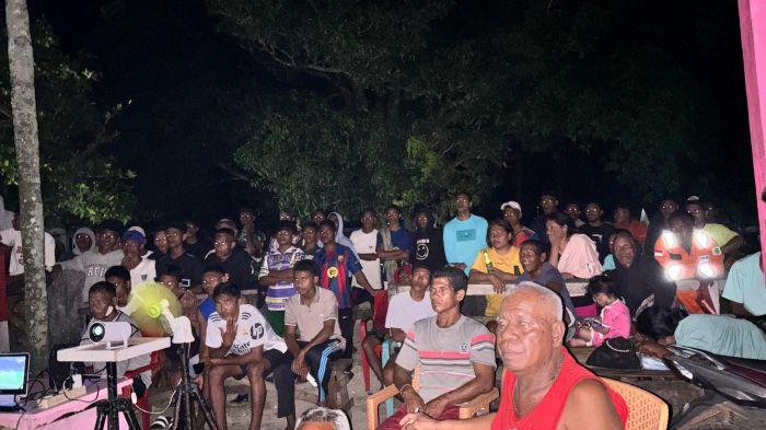 NOBAR PIALA DUNIA - Antusiasme masyarakat mengikuti nonton bareng Piala Dunia 2026 yang digelar TNI. Acara ini menjadi ruang publik untuk mendongkrak semangat nasionalisme dan kemanunggalan TNI dengan rakyat.