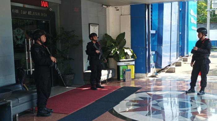 GELEDAH -  Anggota Tim Penyidik Korps Pemberantasan Tindak Pidana Korupsi (Kortas Tipikor) Polri menggeledah Kantor Bea Cukai Juanda di kawasan Jalan Raya Bandara Juanda, Sidoarjo, Jatim, sejak Rabu (24/6/2026) pagi.