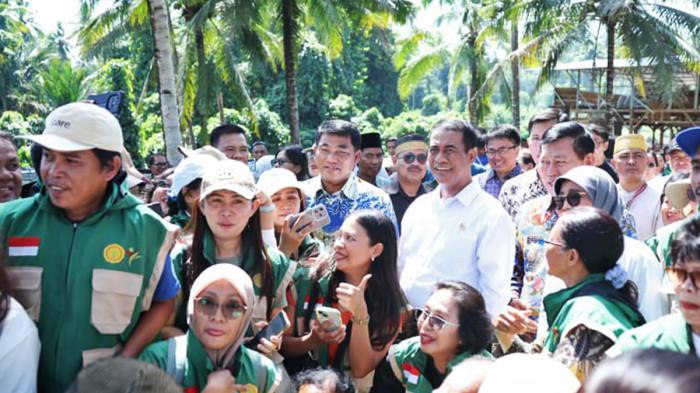 BERKUNJUNG - Menteri Pertanian RI, Andi Amran Sulaiman ditemani Gubernur Sulut Yulius Selvanus Komaling (YSK) dan Wagub Victor Mailangkay saat berkunjung ke Kebun Bibit Kelapa CV Angin Utara di Desa l Raya Bengkol, Bengkol, Kecamatan Mapanget, Kota Manado, Provinsi Sulawesi Utara, Jumat (1/5/2026) pagi. (Dokumentasi Tim YSK)